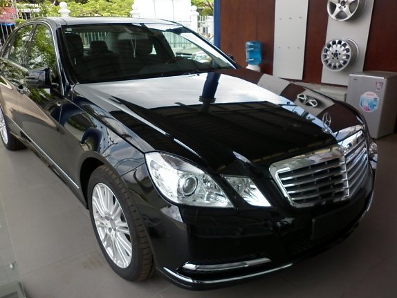 cho  thuê xe đón tiễn sân bay Mercedes E300