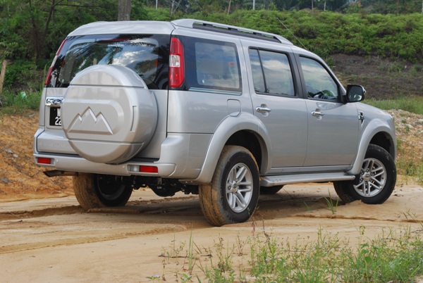 Cho thuê xe  cưới 7 chỗ Ford Everest