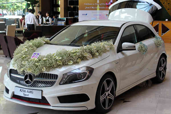 Cho thuê xe cưới màu trắng BMW 523i