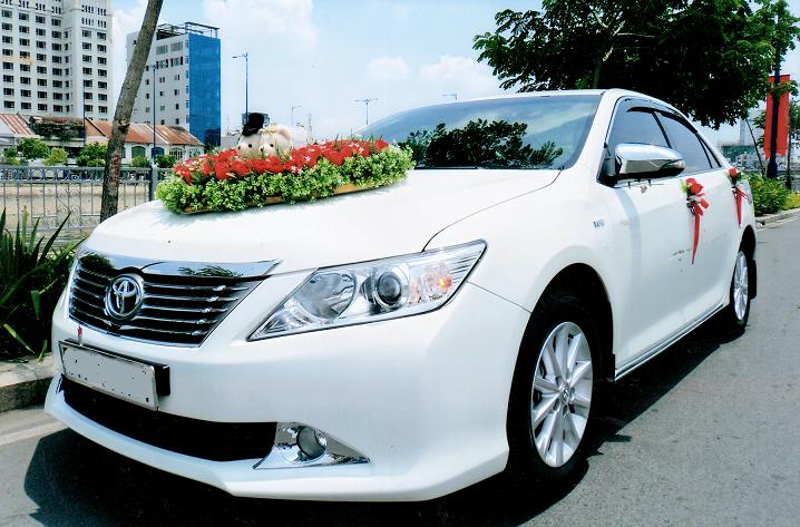 Cho thuê xe cưới màu trắng Camry