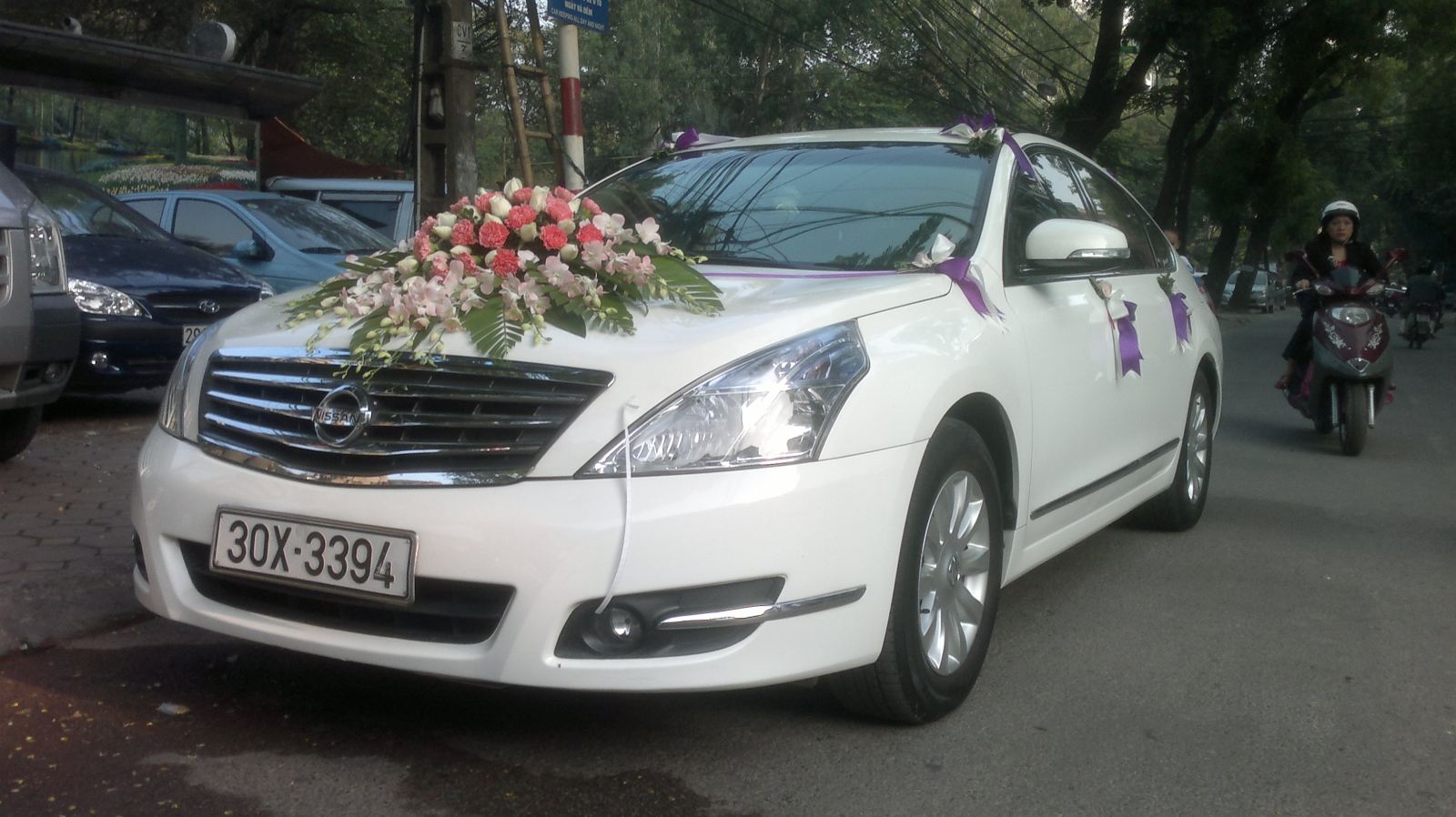 Cho thuê xe cưới màu trắng Nissan Teana